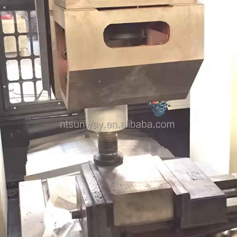 Máquina de grabado de pórtico CNC de 4 ejes LM-1311